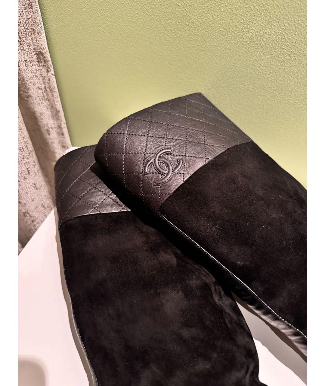 CHANEL Черные замшевые сапоги, фото 7