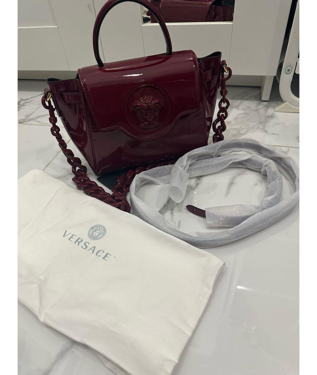 VERSACE Бордовая сумка с короткими ручками из лакированной кожи, фото 2