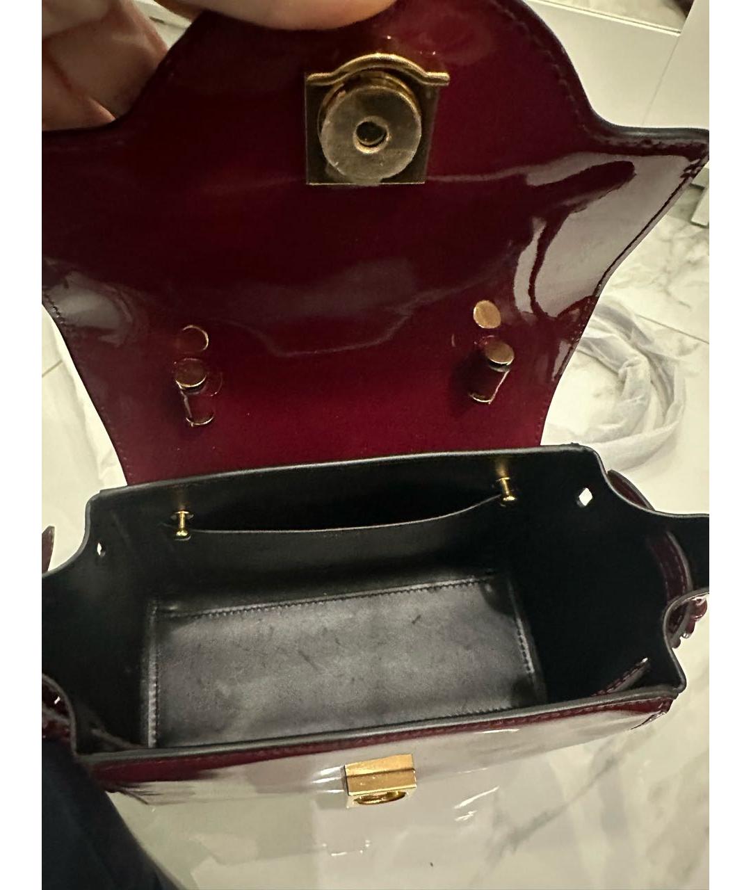 VERSACE Бордовая сумка с короткими ручками из лакированной кожи, фото 4