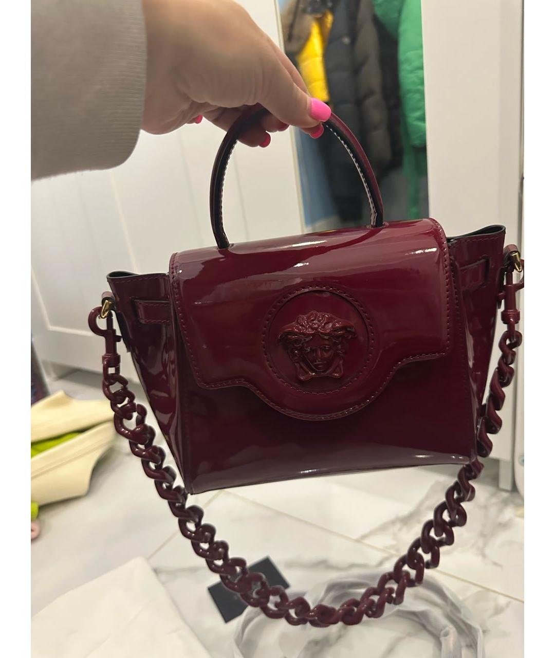 VERSACE Бордовая сумка с короткими ручками из лакированной кожи, фото 5