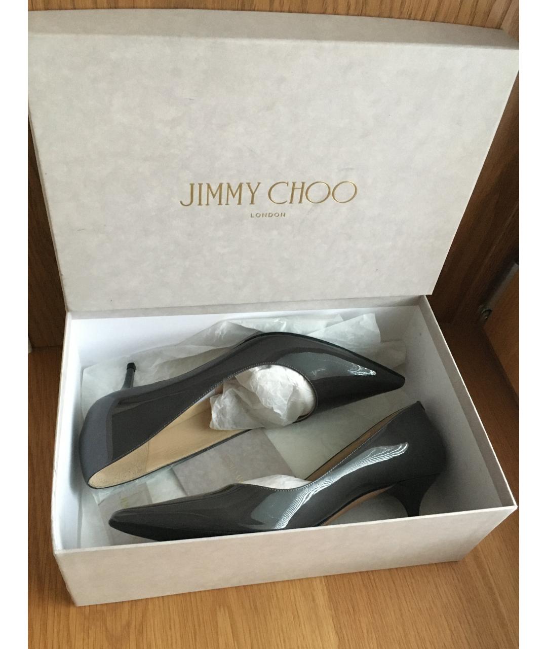 JIMMY CHOO Серые лодочки на низком каблуке из лакированной кожи, фото 6