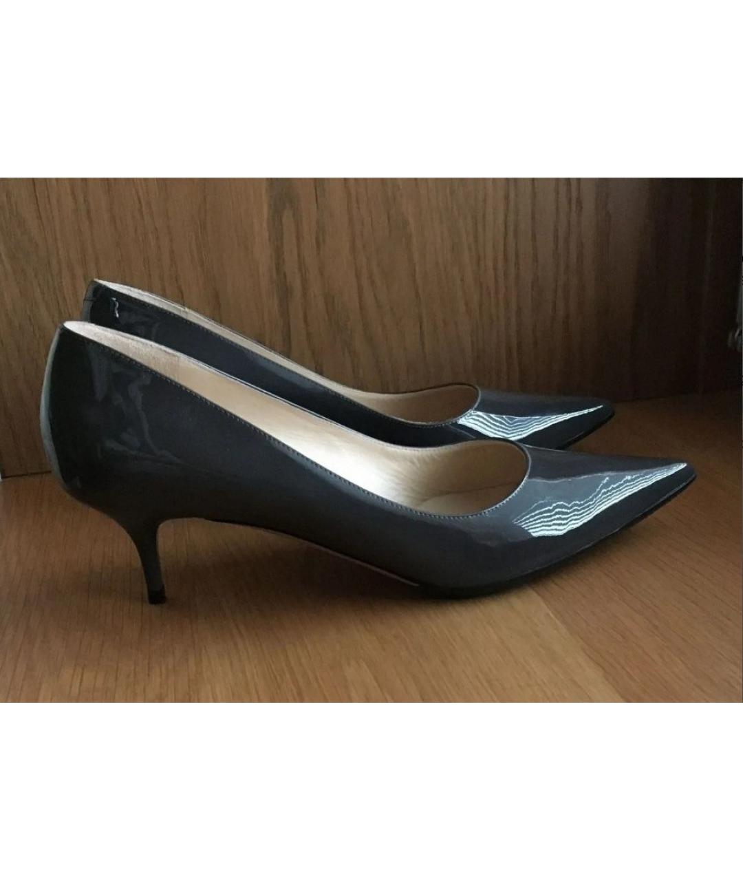 JIMMY CHOO Серые лодочки на низком каблуке из лакированной кожи, фото 9