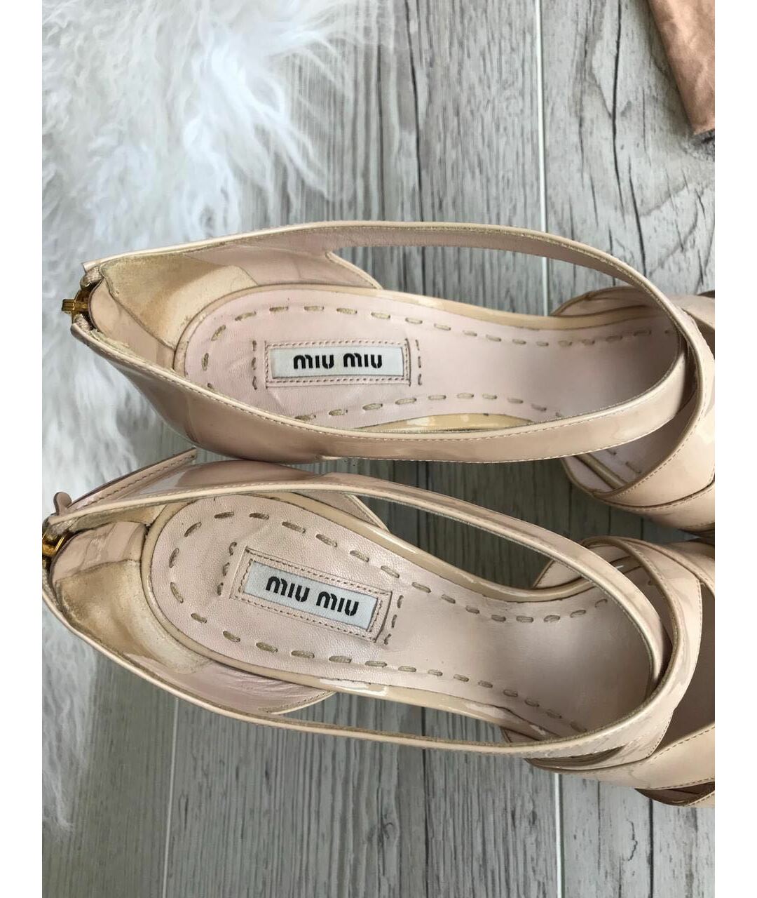 MIU MIU Бежевые босоножки из лакированной кожи, фото 2