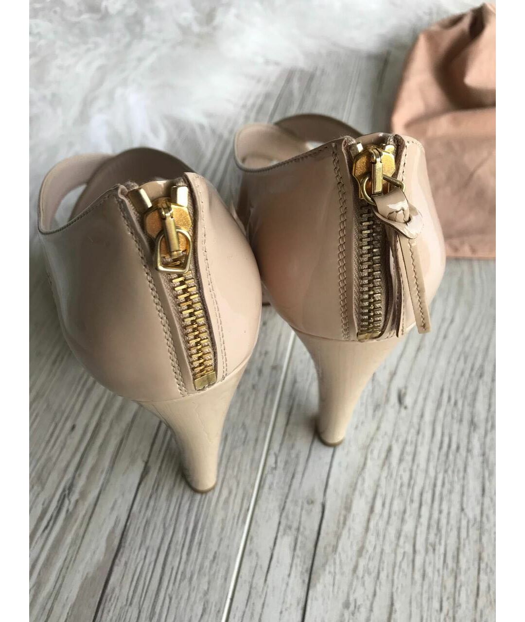 MIU MIU Бежевые босоножки из лакированной кожи, фото 3