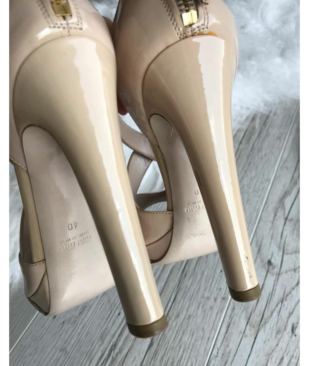 MIU MIU Бежевые босоножки из лакированной кожи, фото 4