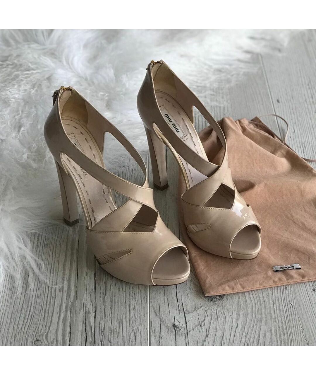 MIU MIU Бежевые босоножки из лакированной кожи, фото 8