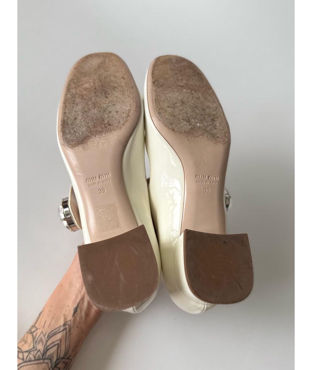 MIU MIU Бежевые туфли из лакированной кожи, фото 6