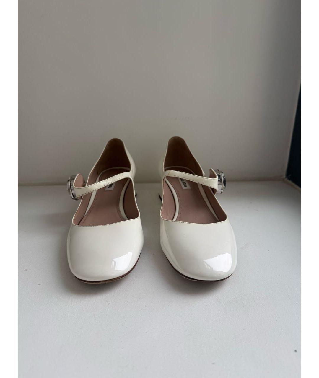 MIU MIU Бежевые туфли из лакированной кожи, фото 2