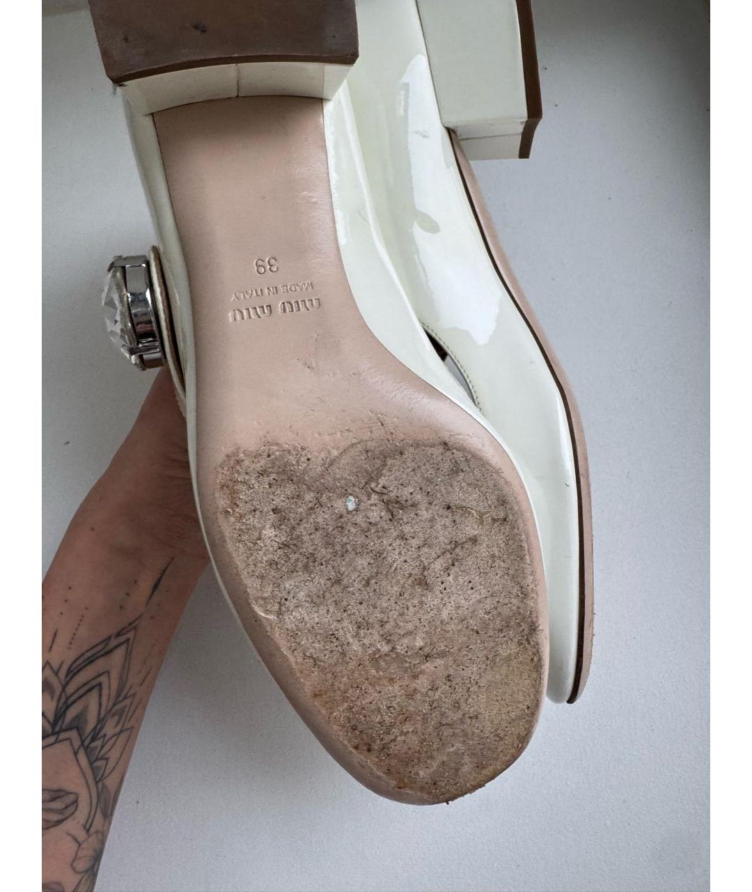 MIU MIU Бежевые туфли из лакированной кожи, фото 6