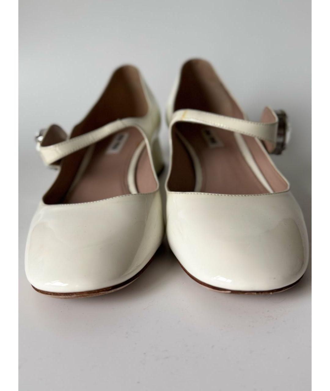 MIU MIU Бежевые туфли из лакированной кожи, фото 2