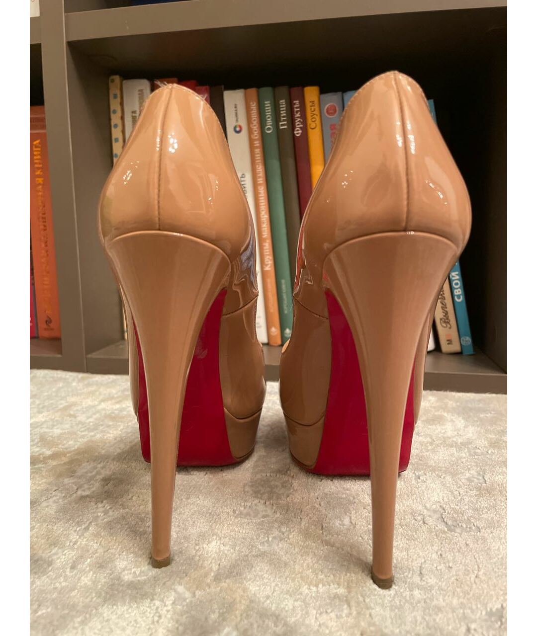 CHRISTIAN LOUBOUTIN Бежевые туфли из лакированной кожи, фото 4