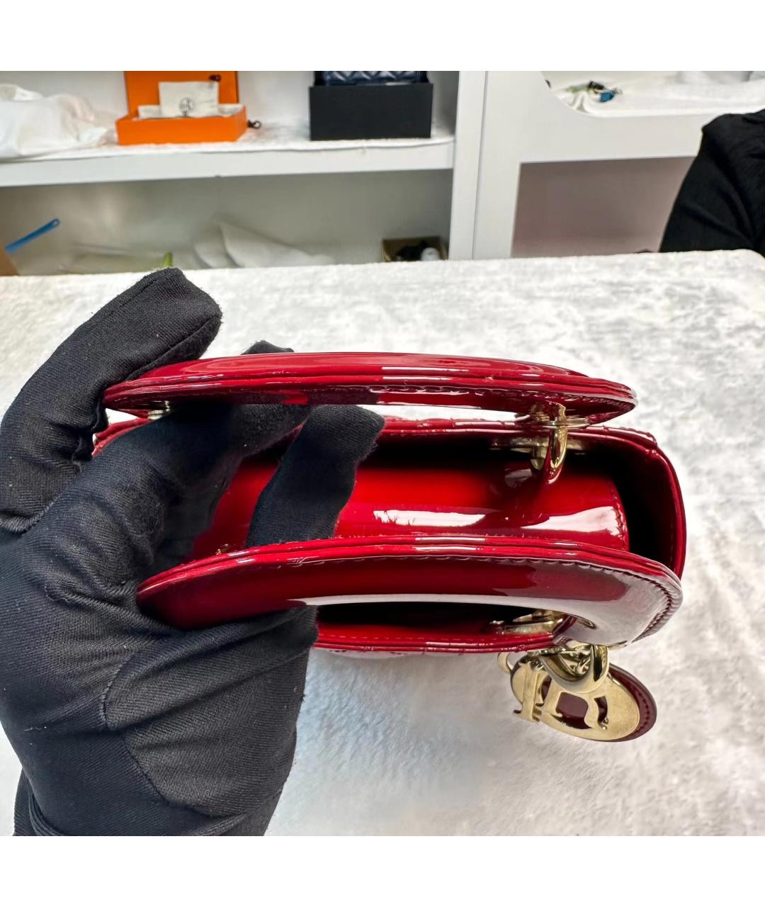 CHRISTIAN DIOR Красная сумка через плечо из лакированной кожи, фото 3