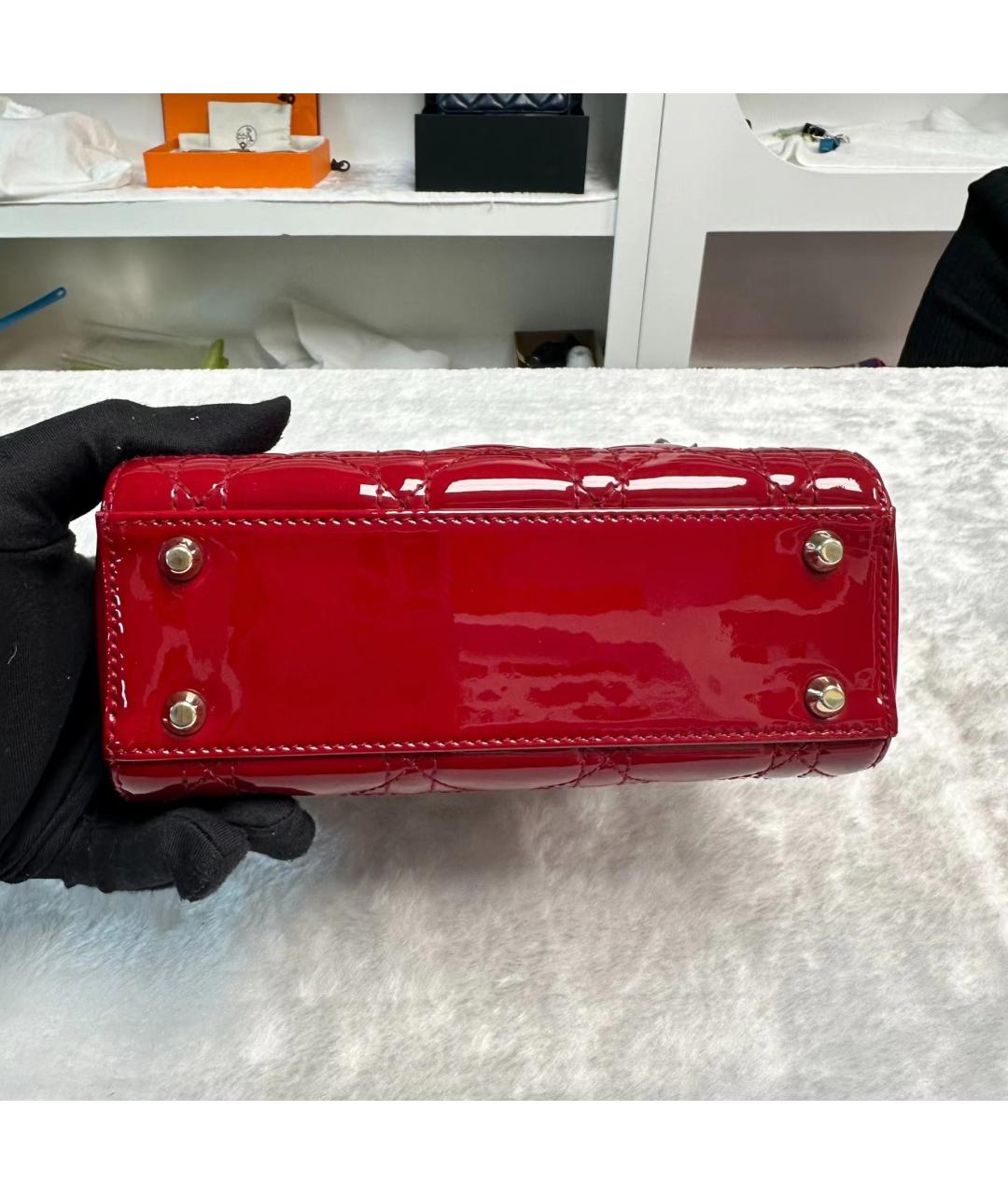CHRISTIAN DIOR Красная сумка через плечо из лакированной кожи, фото 5