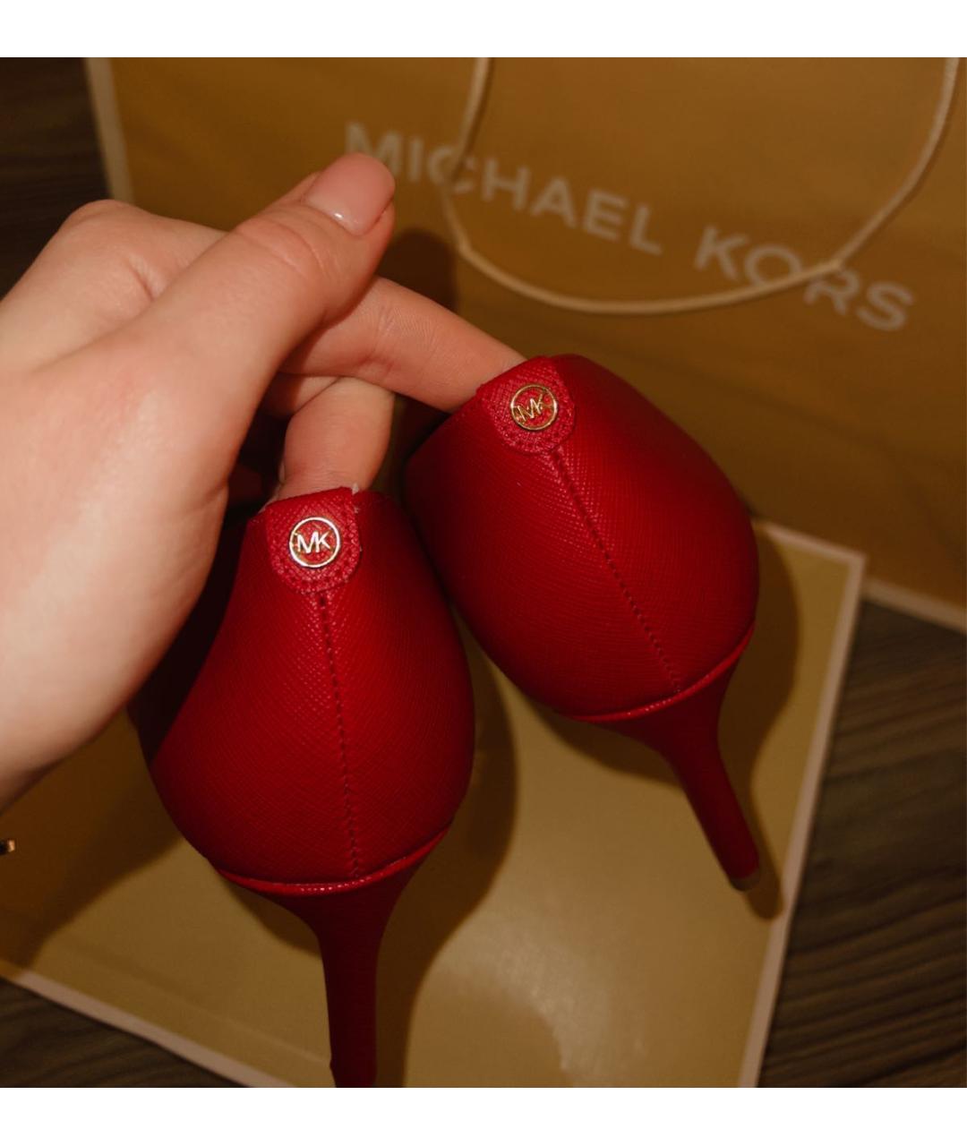 MICHAEL MICHAEL KORS Красные лодочки на низком каблуке из искусственной кожи, фото 4