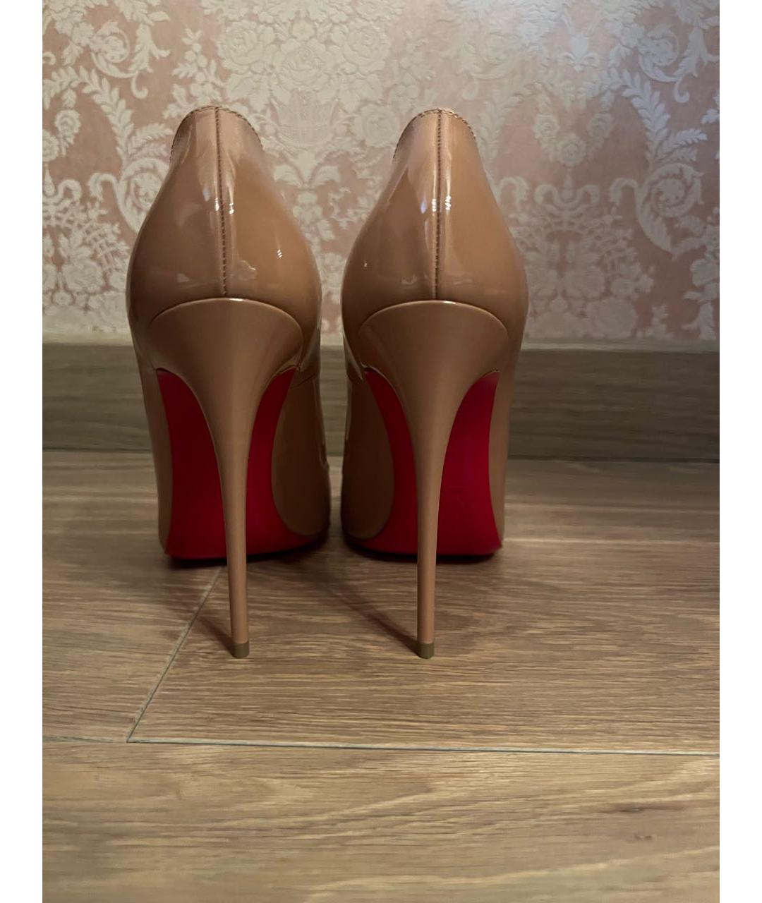 CHRISTIAN LOUBOUTIN Бежевые туфли из лакированной кожи, фото 4