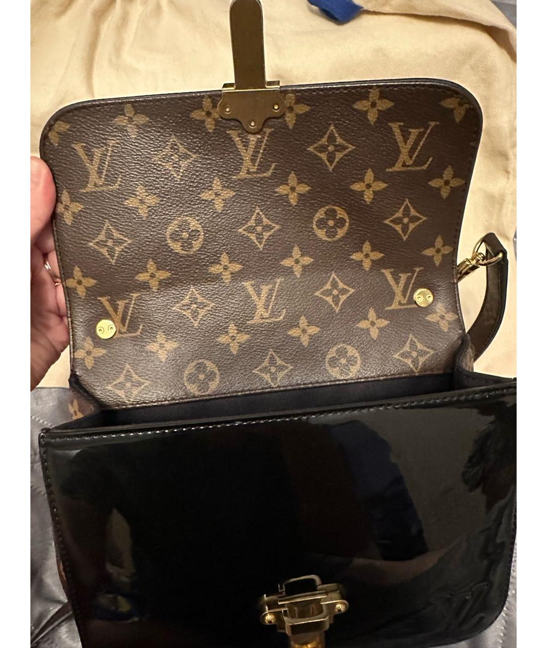 LOUIS VUITTON Черная сумка через плечо из лакированной кожи, фото 5