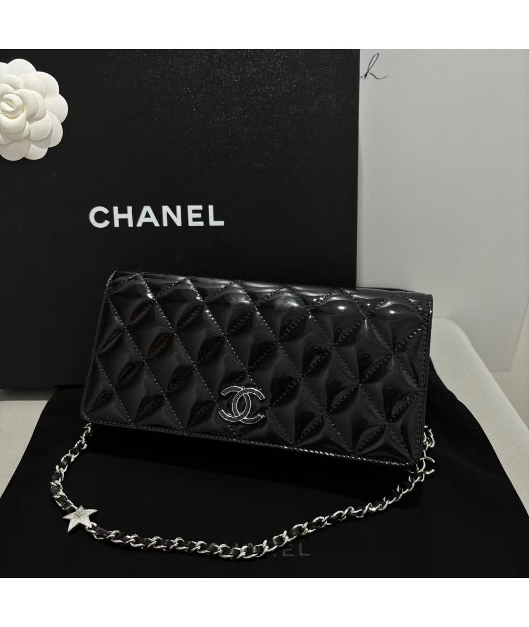 CHANEL Черная сумка через плечо из лакированной кожи, фото 2