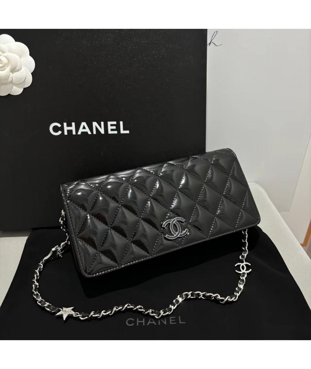 CHANEL Черная сумка через плечо из лакированной кожи, фото 6