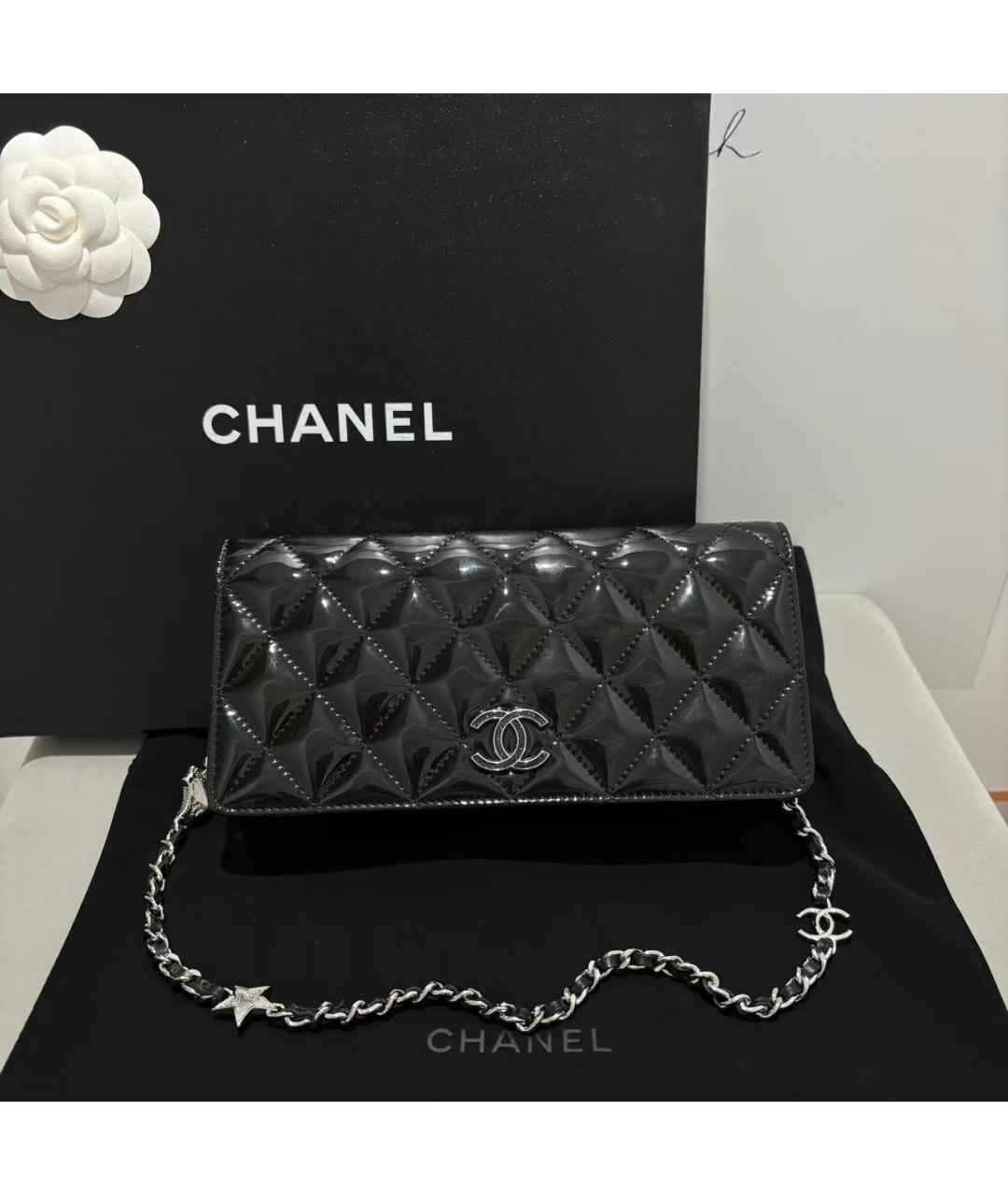 CHANEL Черная сумка через плечо из лакированной кожи, фото 10