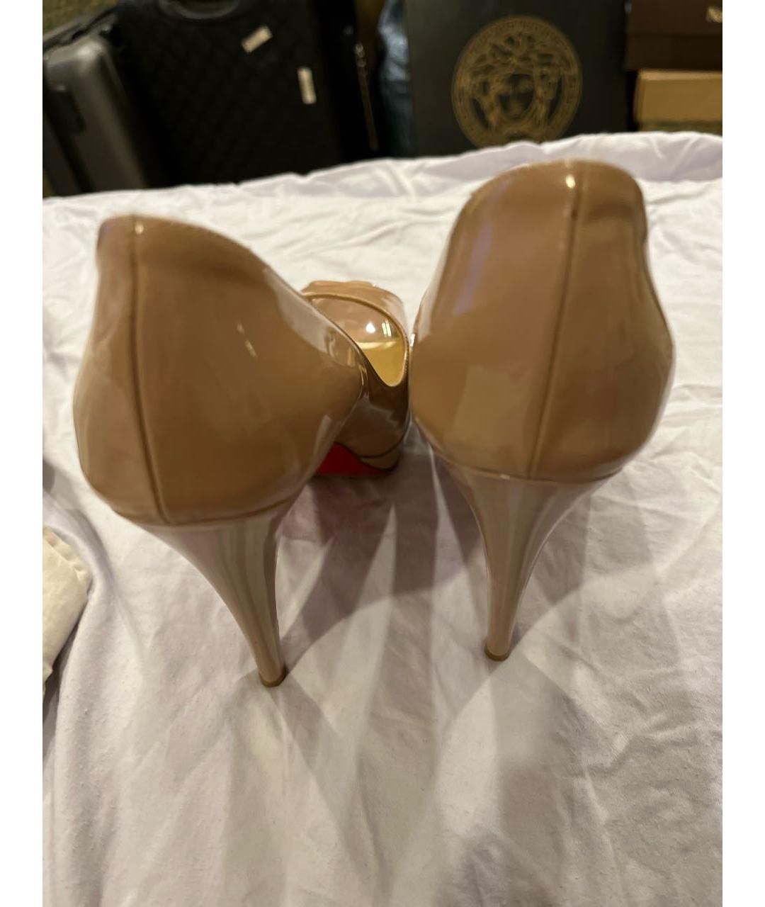 CHRISTIAN LOUBOUTIN Бежевые туфли из лакированной кожи, фото 4