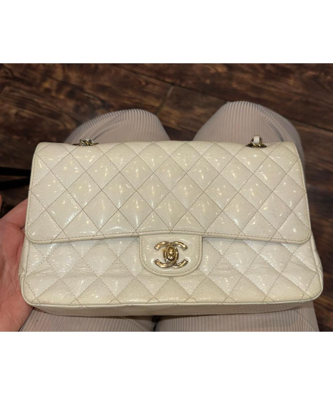 CHANEL Бежевая сумка через плечо из лакированной кожи, фото 7