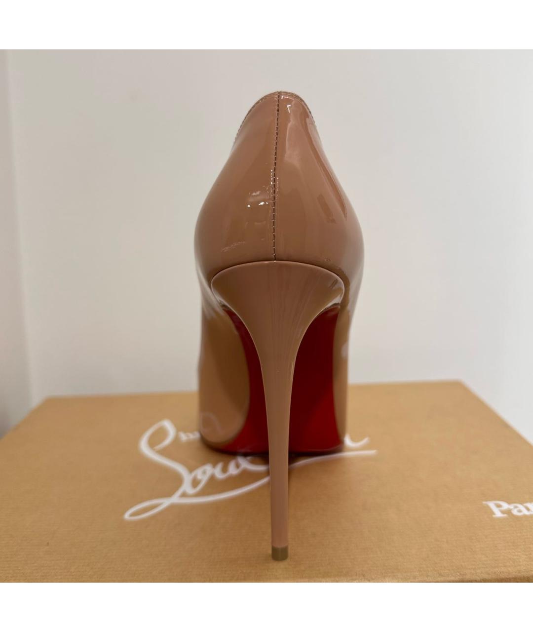 CHRISTIAN LOUBOUTIN Бежевые туфли из лакированной кожи, фото 4