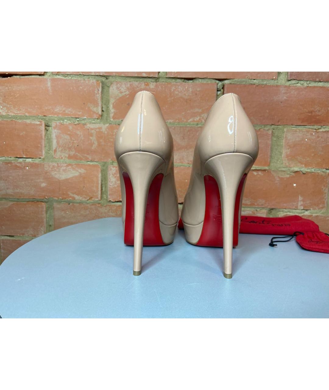 CHRISTIAN LOUBOUTIN Бежевые туфли из лакированной кожи, фото 5