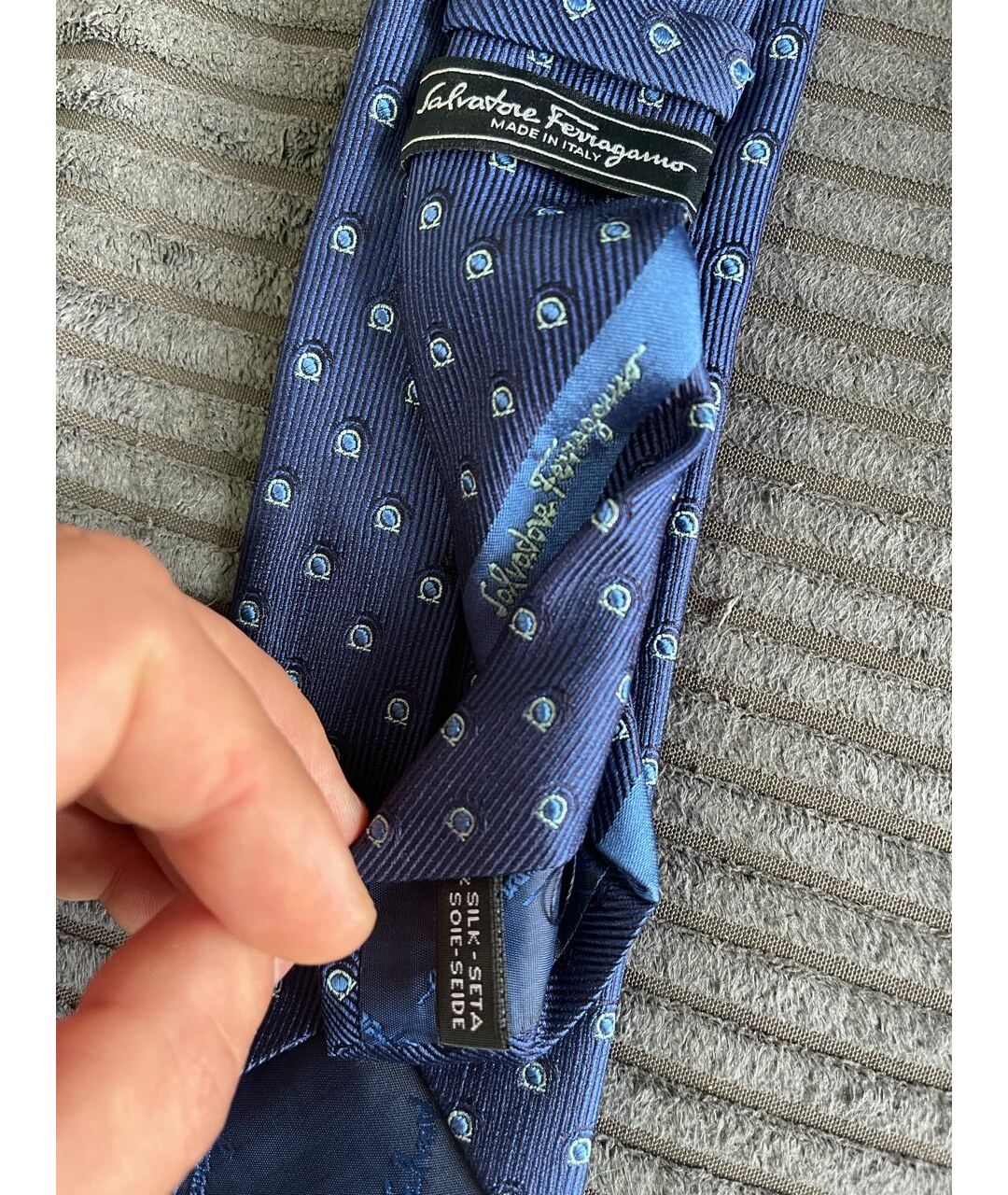 SALVATORE FERRAGAMO Темно-синий шелковый галстук, фото 2