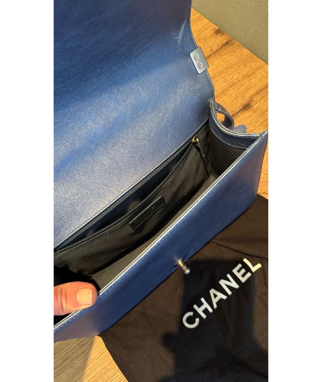 CHANEL Голубая сумка через плечо из лакированной кожи, фото 8