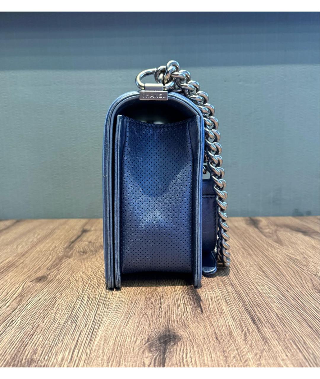CHANEL Голубая сумка через плечо из лакированной кожи, фото 3