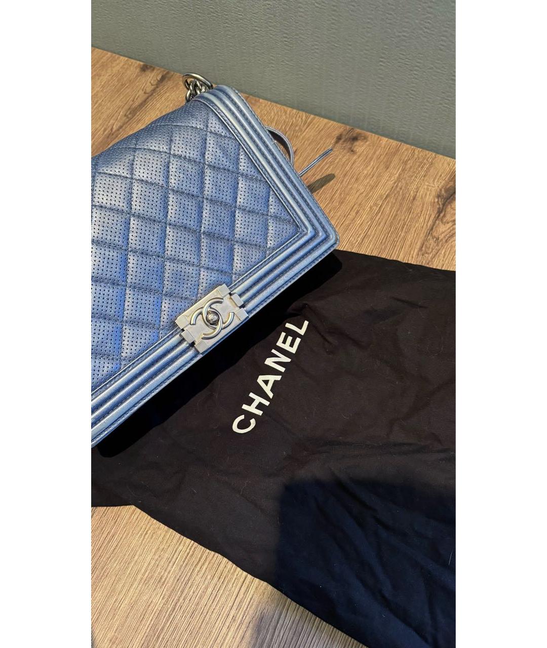 CHANEL Голубая сумка через плечо из лакированной кожи, фото 6