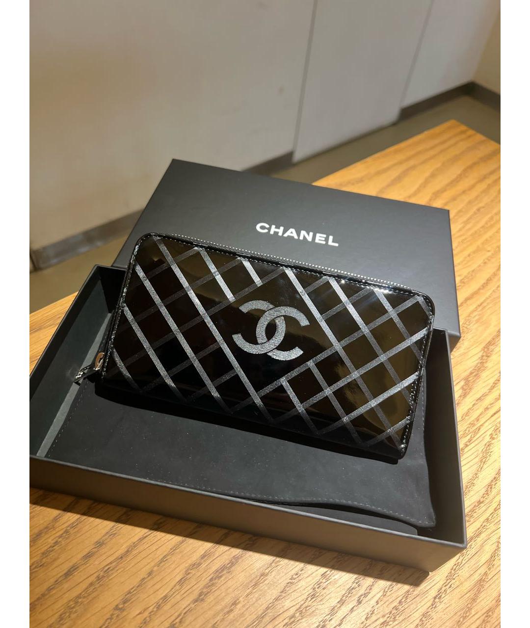 CHANEL Черный кошелек из лакированной кожи, фото 7