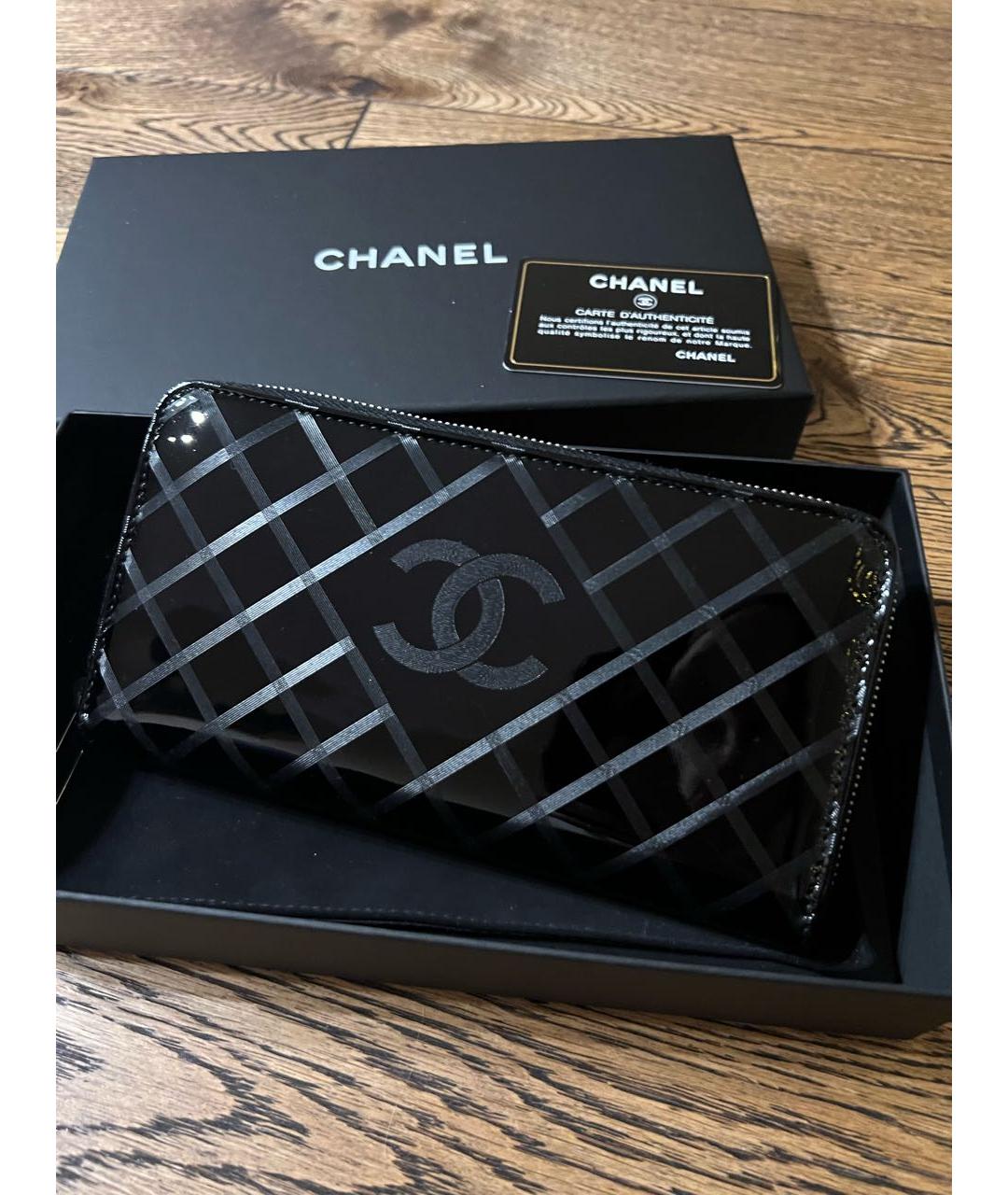 CHANEL Черный кошелек из лакированной кожи, фото 3