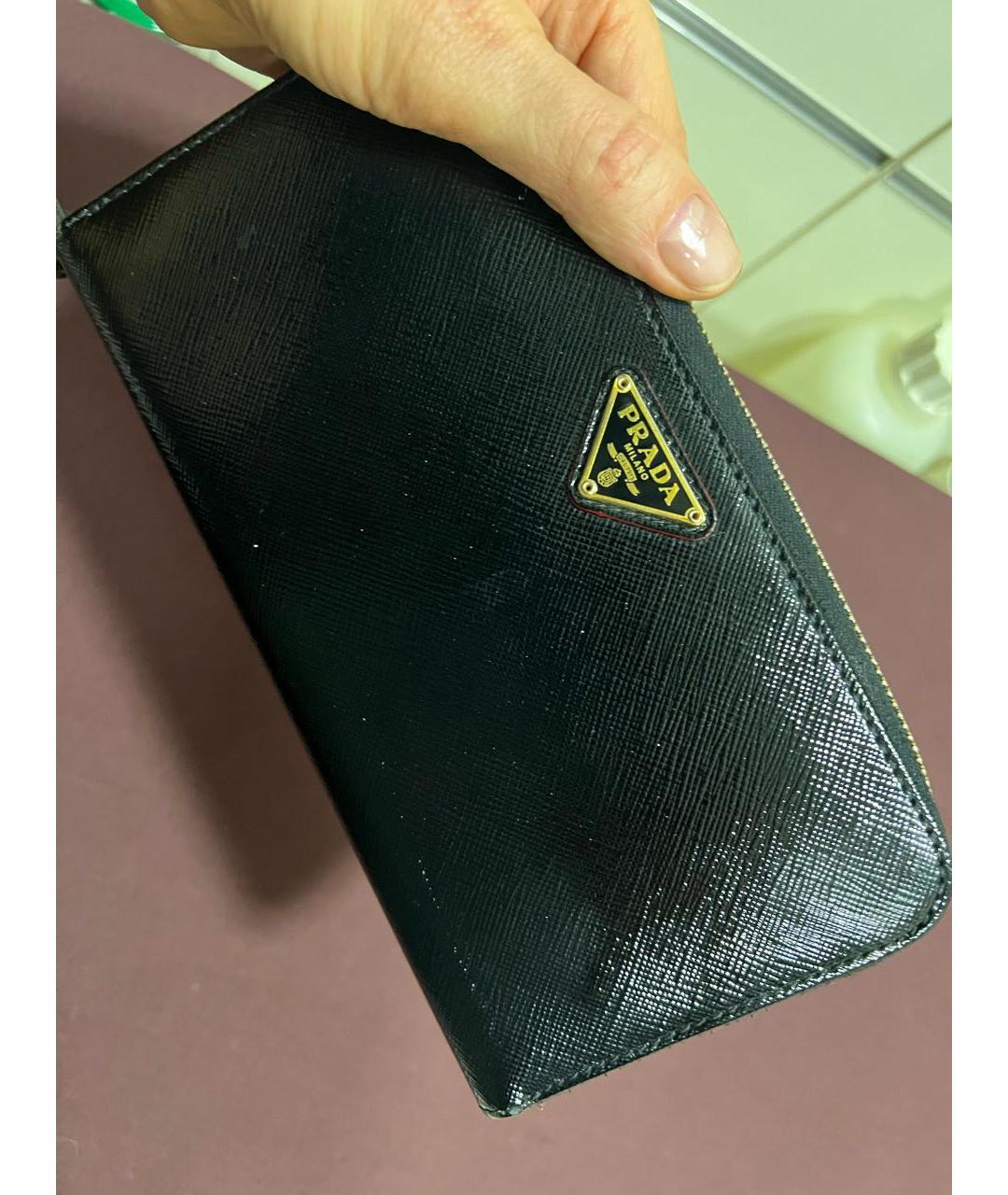 PRADA Черный кошелек из лакированной кожи, фото 3