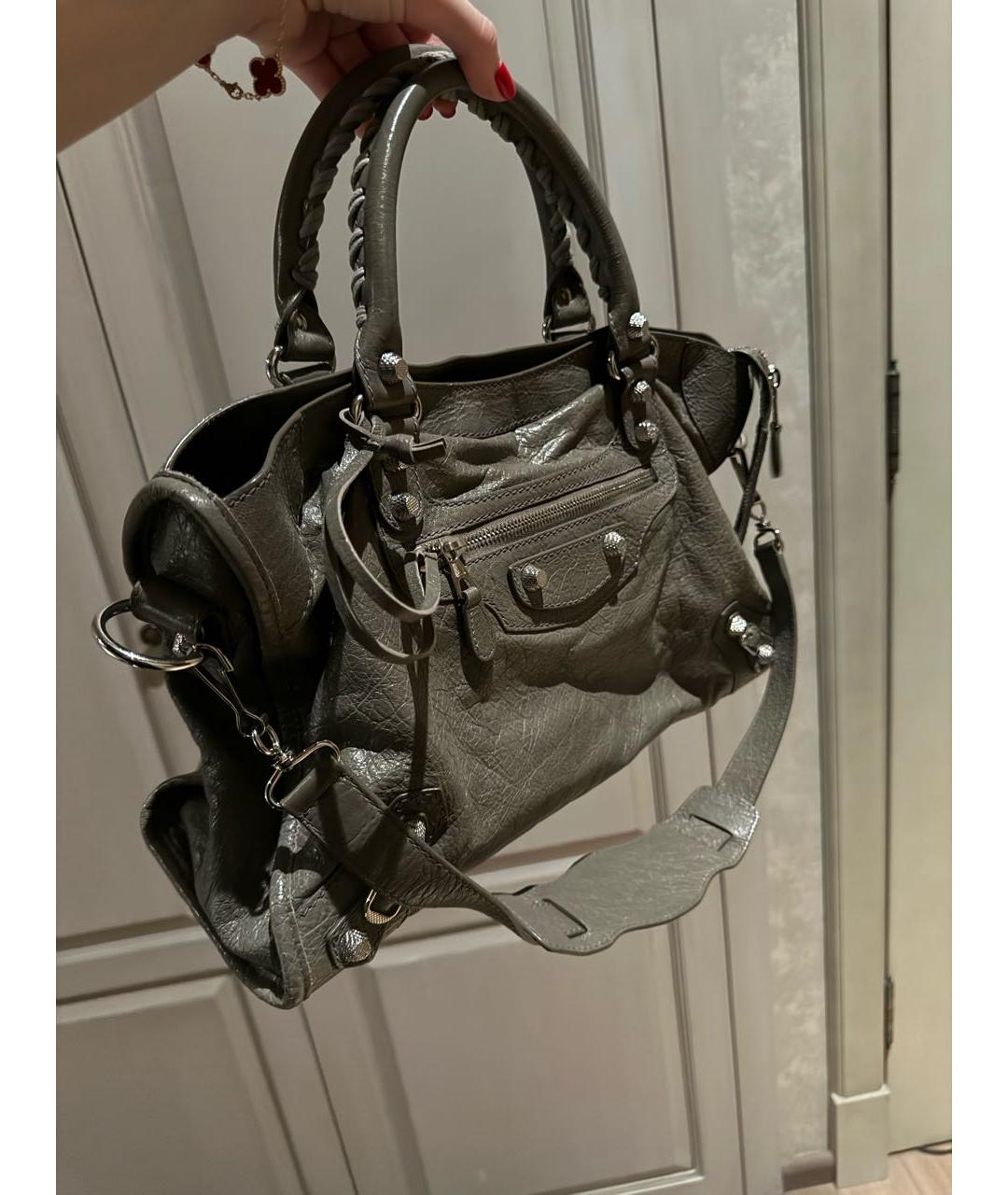 BALENCIAGA Серая кожаная сумка с короткими ручками, фото 2