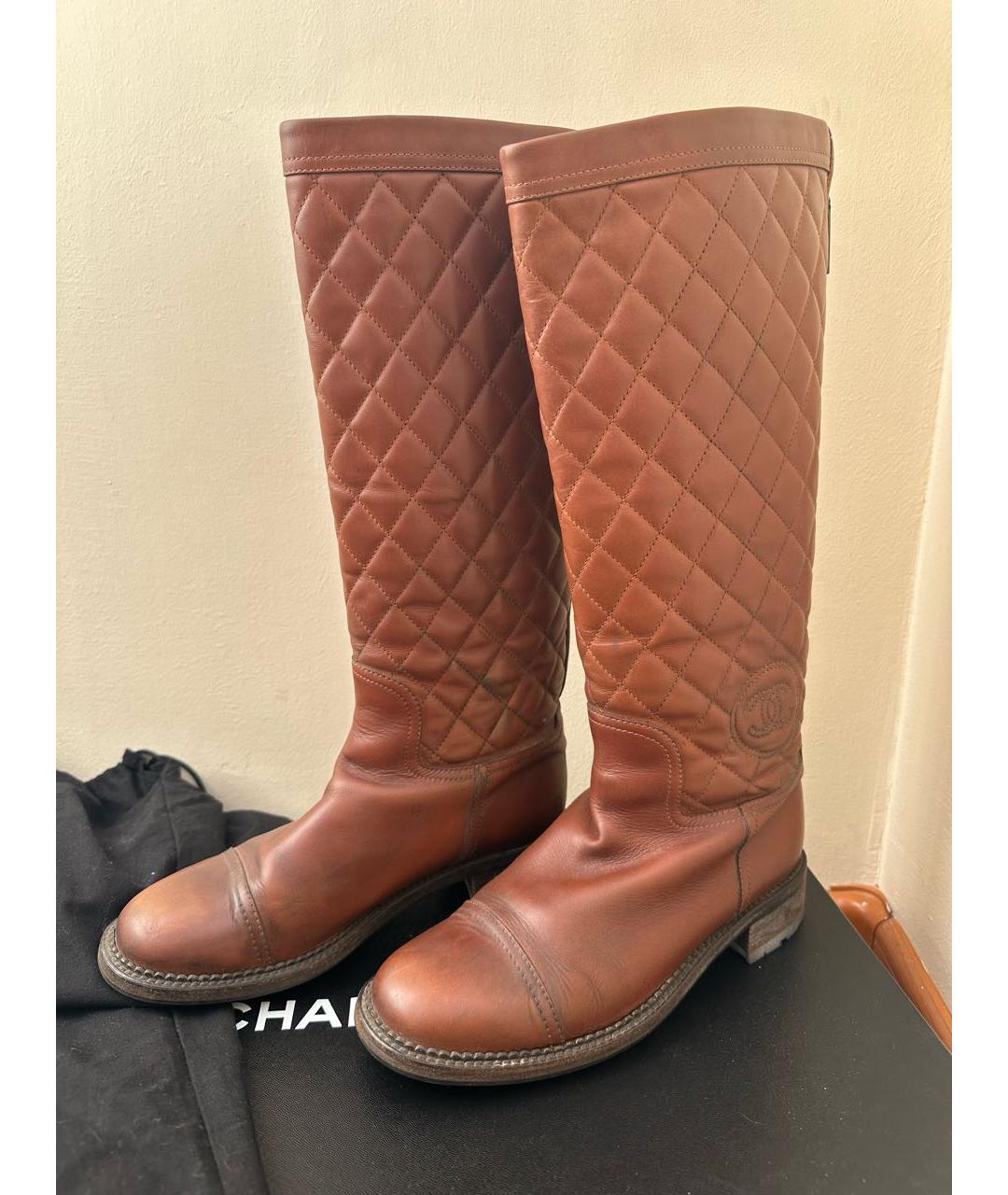 CHANEL Коричневые кожаные сапоги, фото 2
