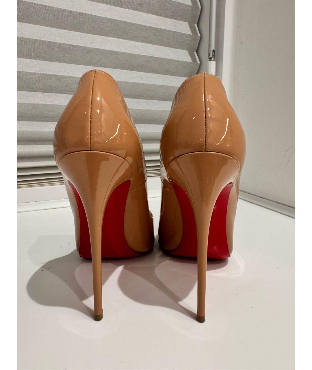 CHRISTIAN LOUBOUTIN Бежевые туфли из лакированной кожи, фото 4