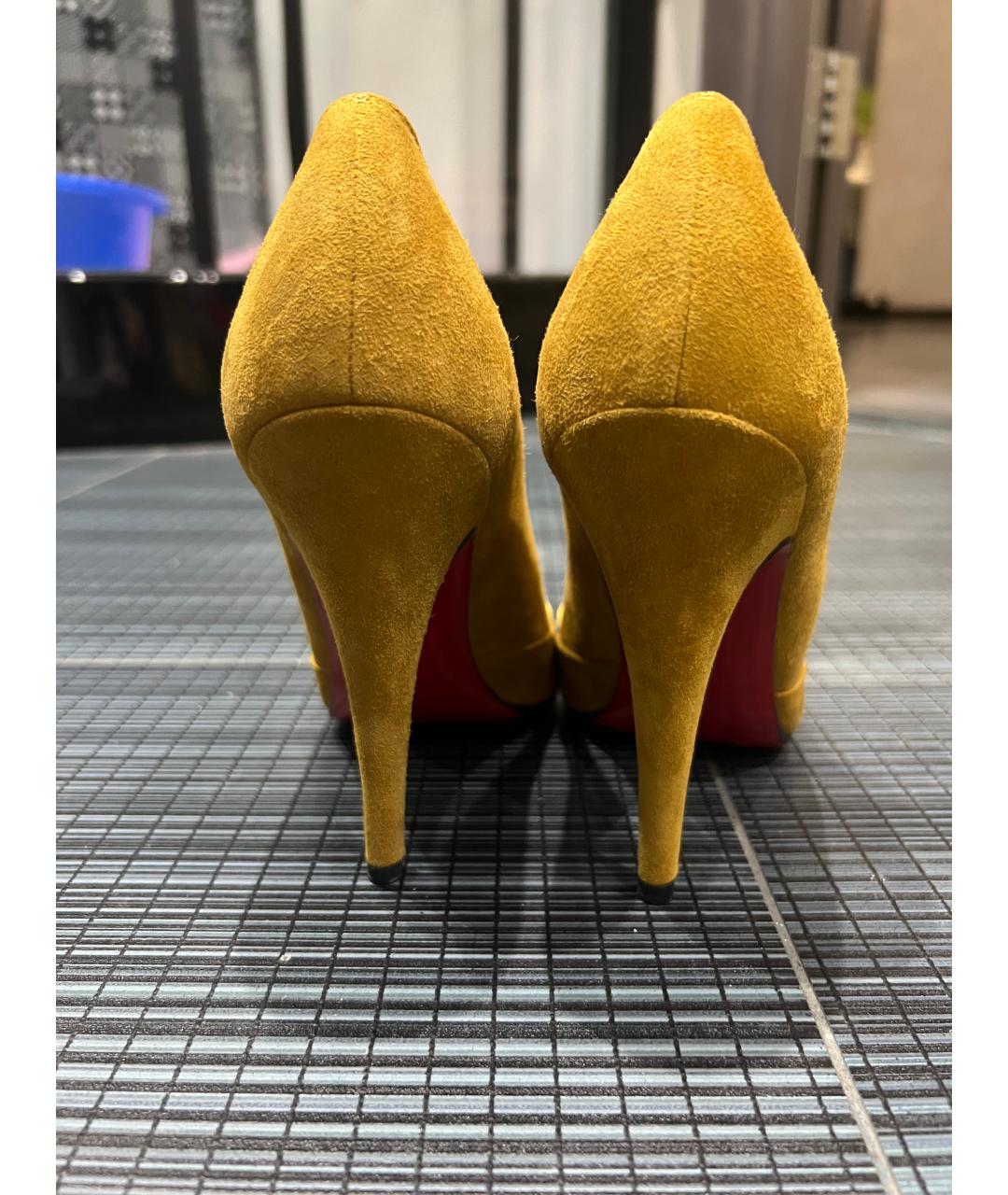 CHRISTIAN LOUBOUTIN Горчичные замшевые туфли, фото 5