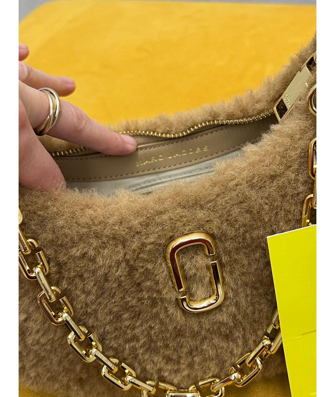 MARC JACOBS Бежевая меховая сумка с короткими ручками, фото 4