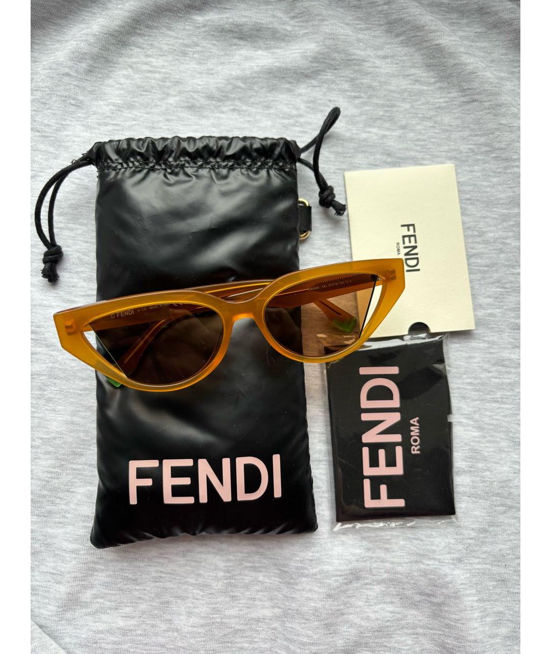 FENDI Бежевые пластиковые солнцезащитные очки, фото 5