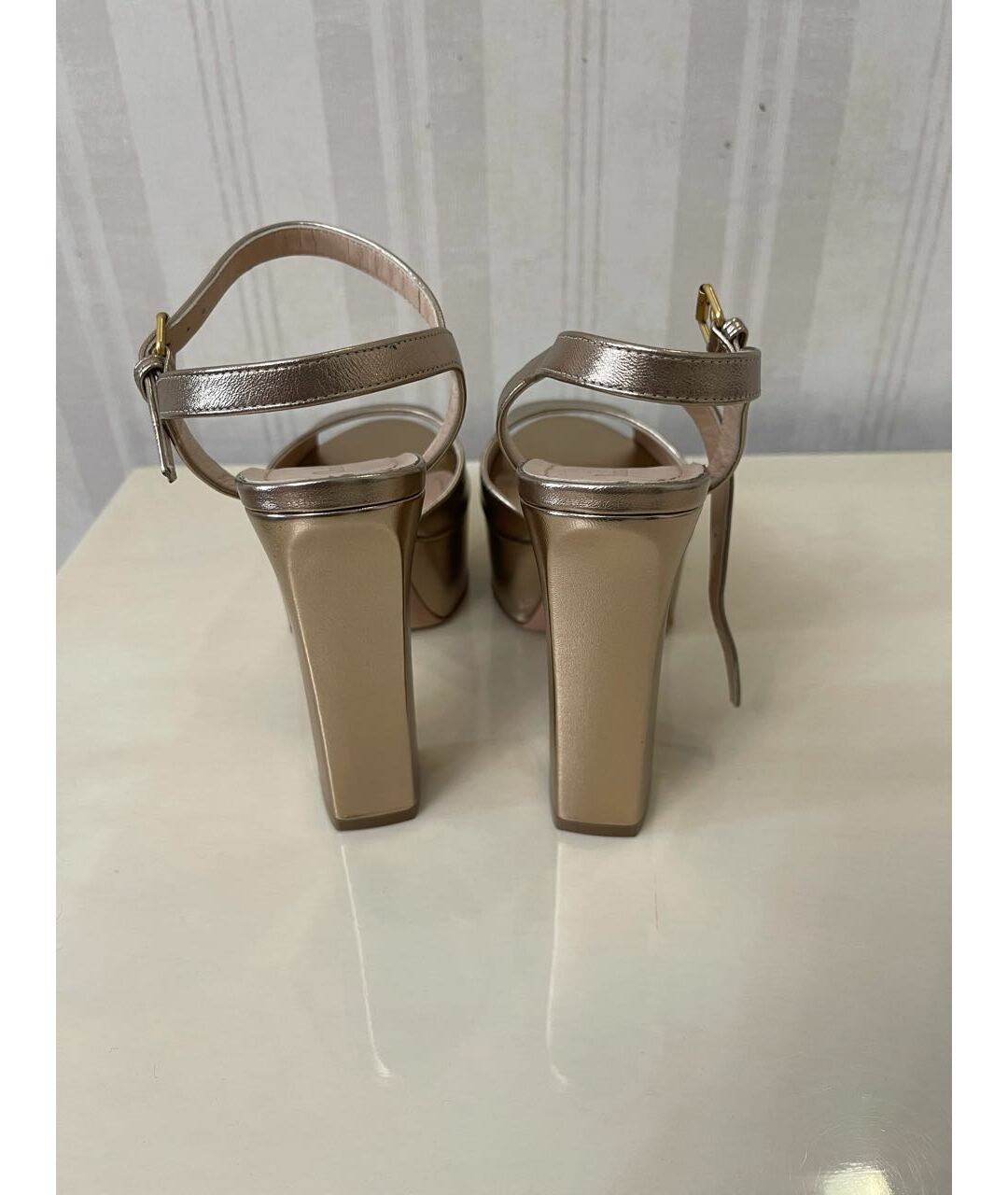 CHRISTIAN DIOR Золотые кожаные босоножки, фото 3
