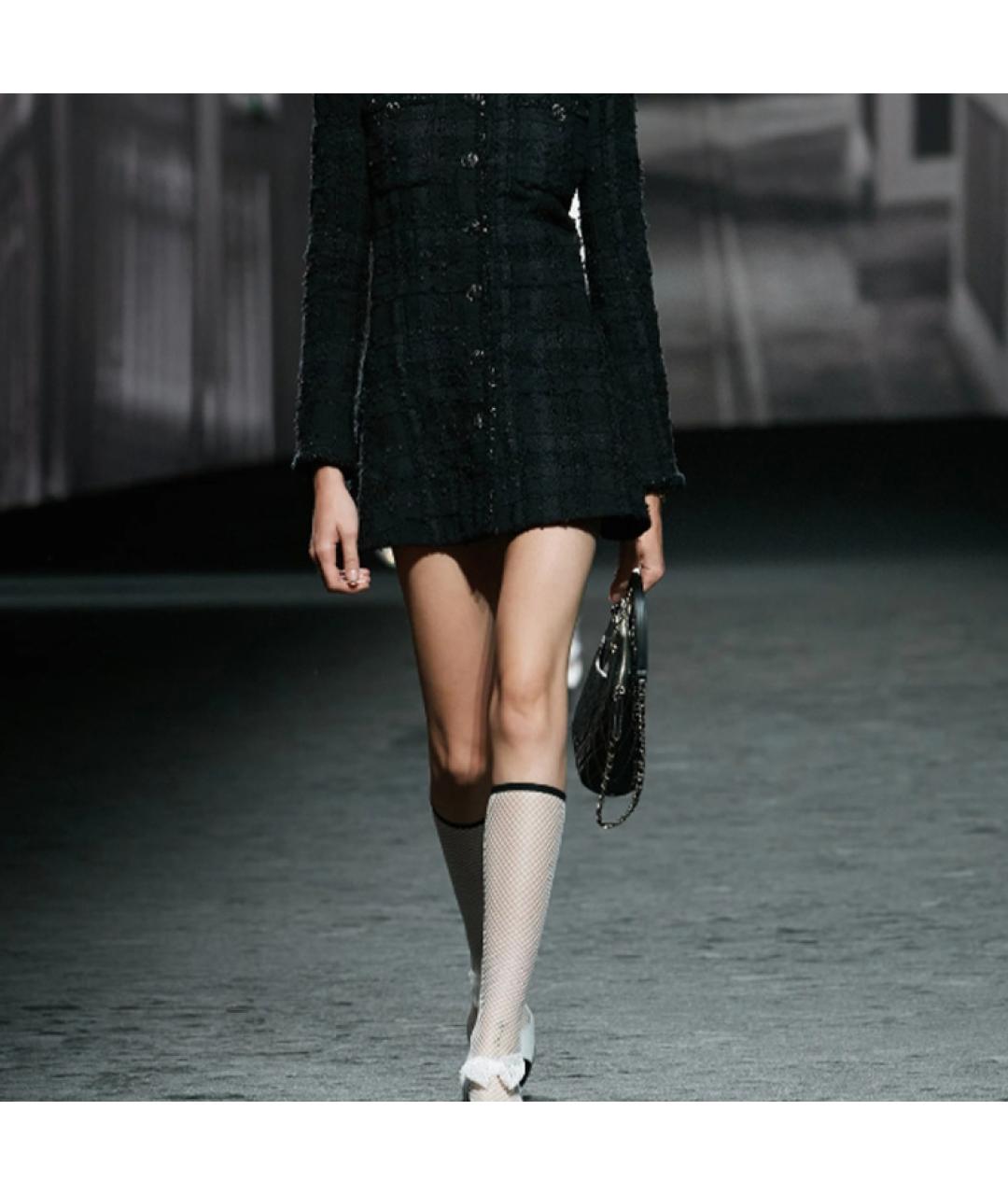 CHANEL Черная сумка через плечо из лакированной кожи, фото 5