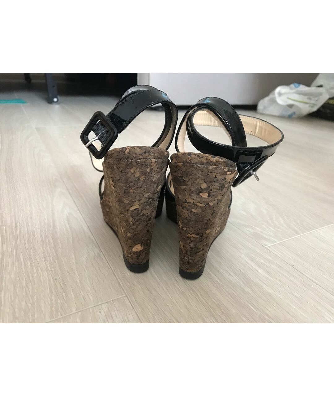 CHRISTIAN LOUBOUTIN Черные босоножки из лакированной кожи, фото 4
