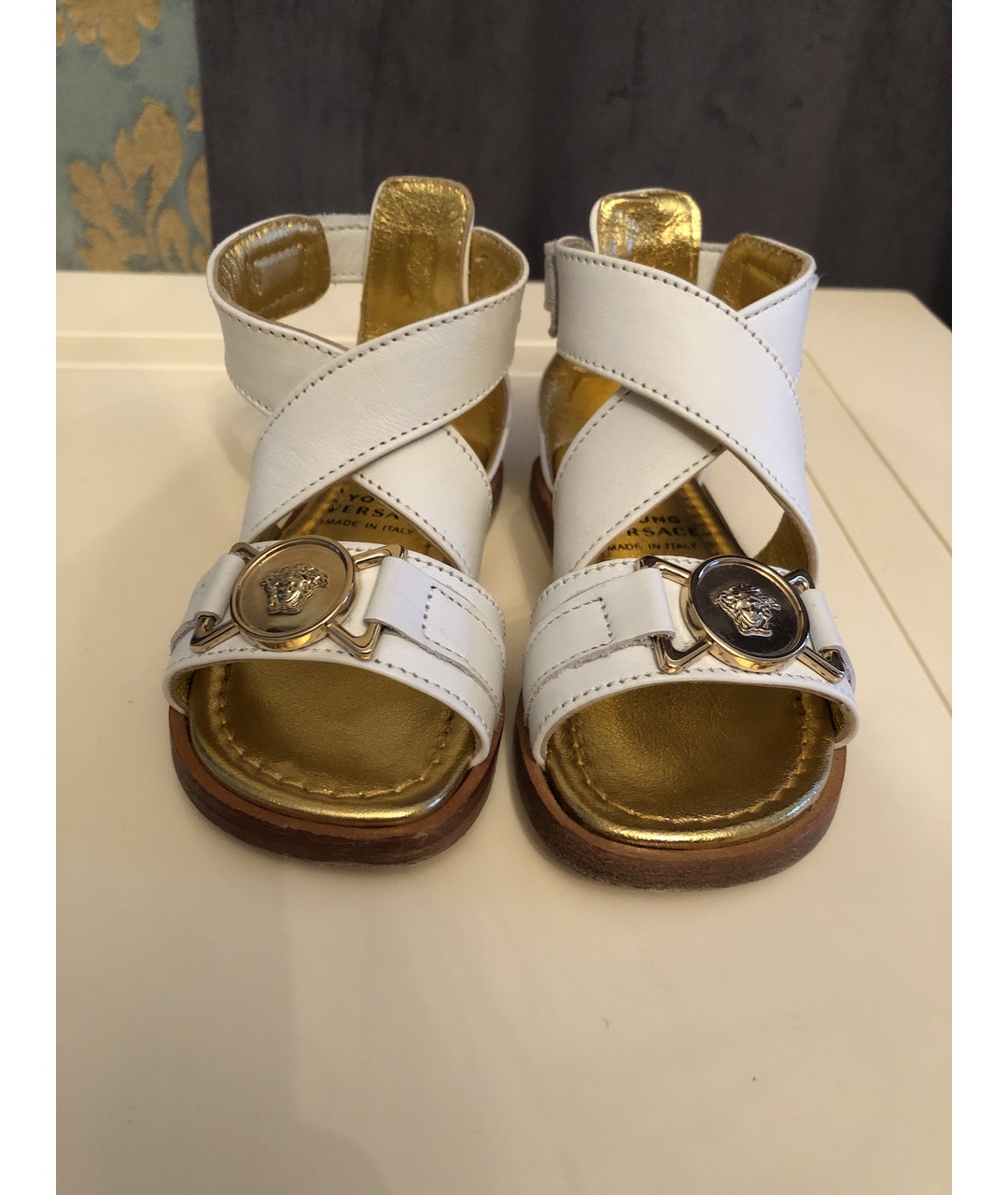 VERSACE Белые кожаные сандалии и шлепанцы, фото 2