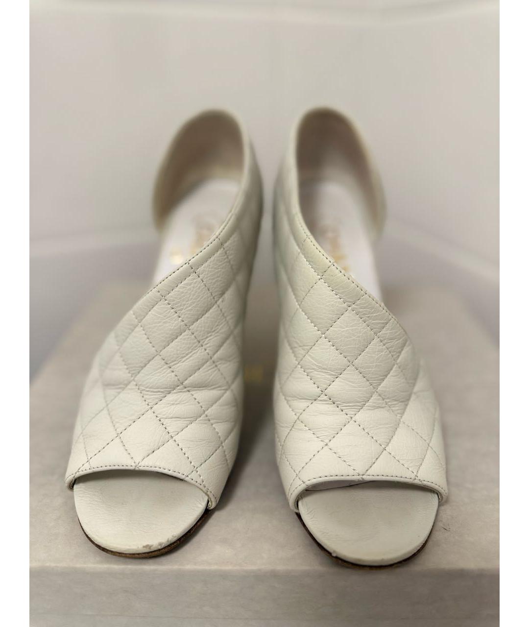 CHANEL Белые кожаные босоножки, фото 2