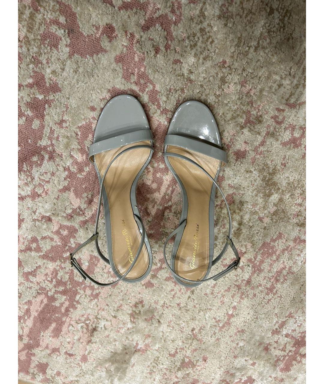 GIANVITO ROSSI Серые босоножки из лакированной кожи, фото 3
