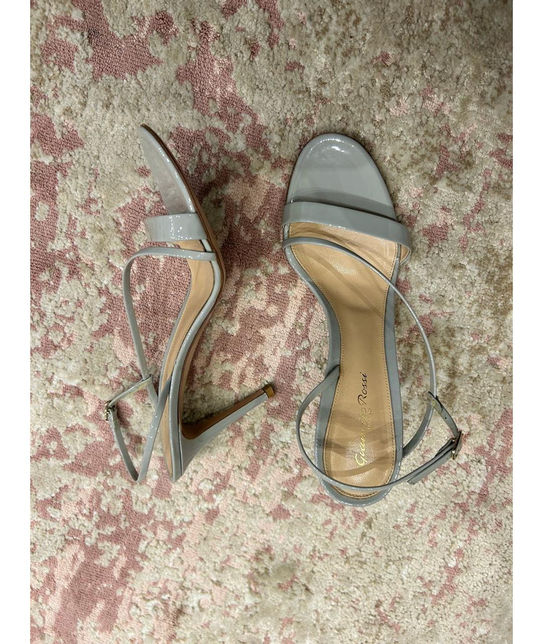 GIANVITO ROSSI Серые босоножки из лакированной кожи, фото 8