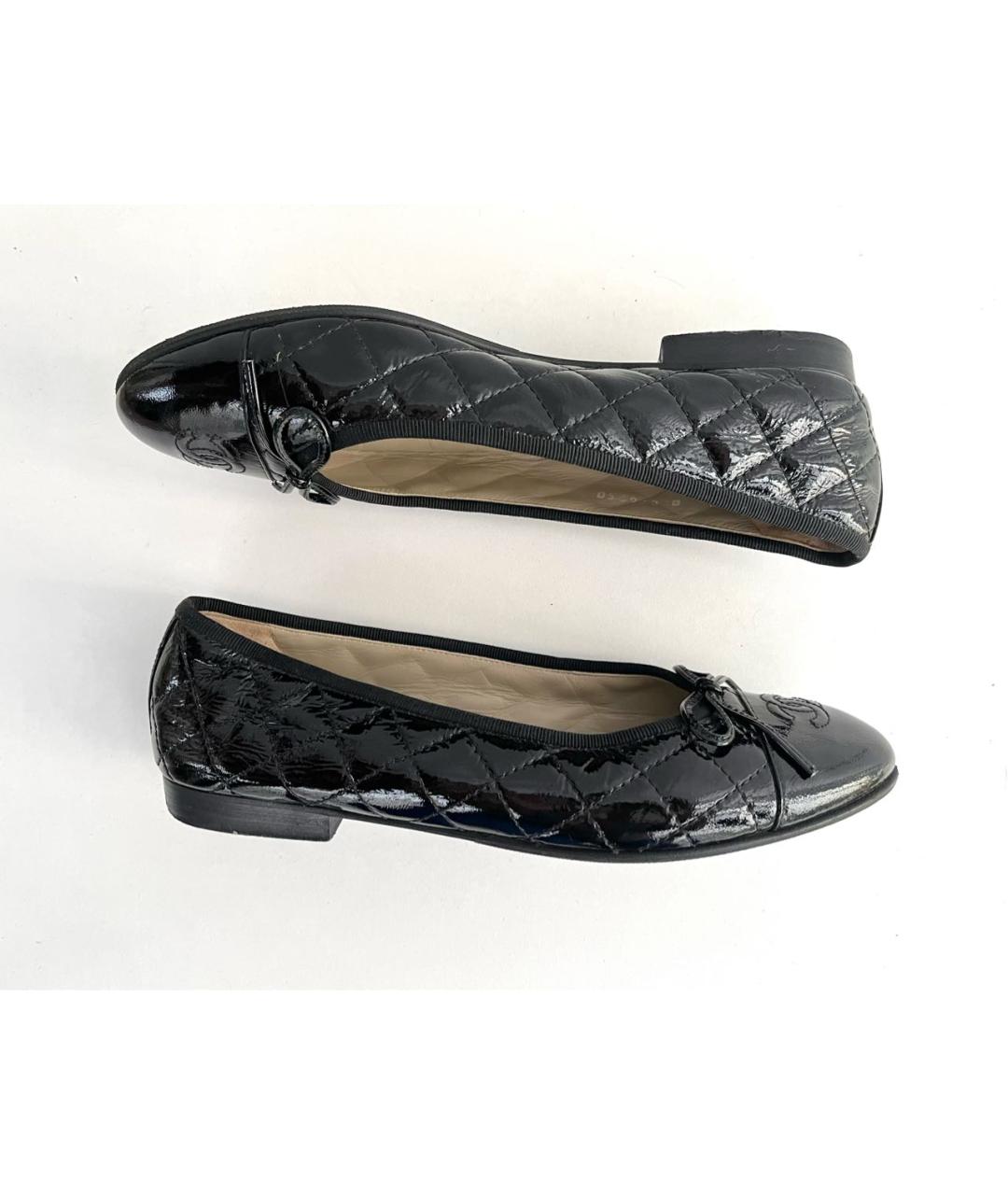 CHANEL Черные балетки из лакированной кожи, фото 9
