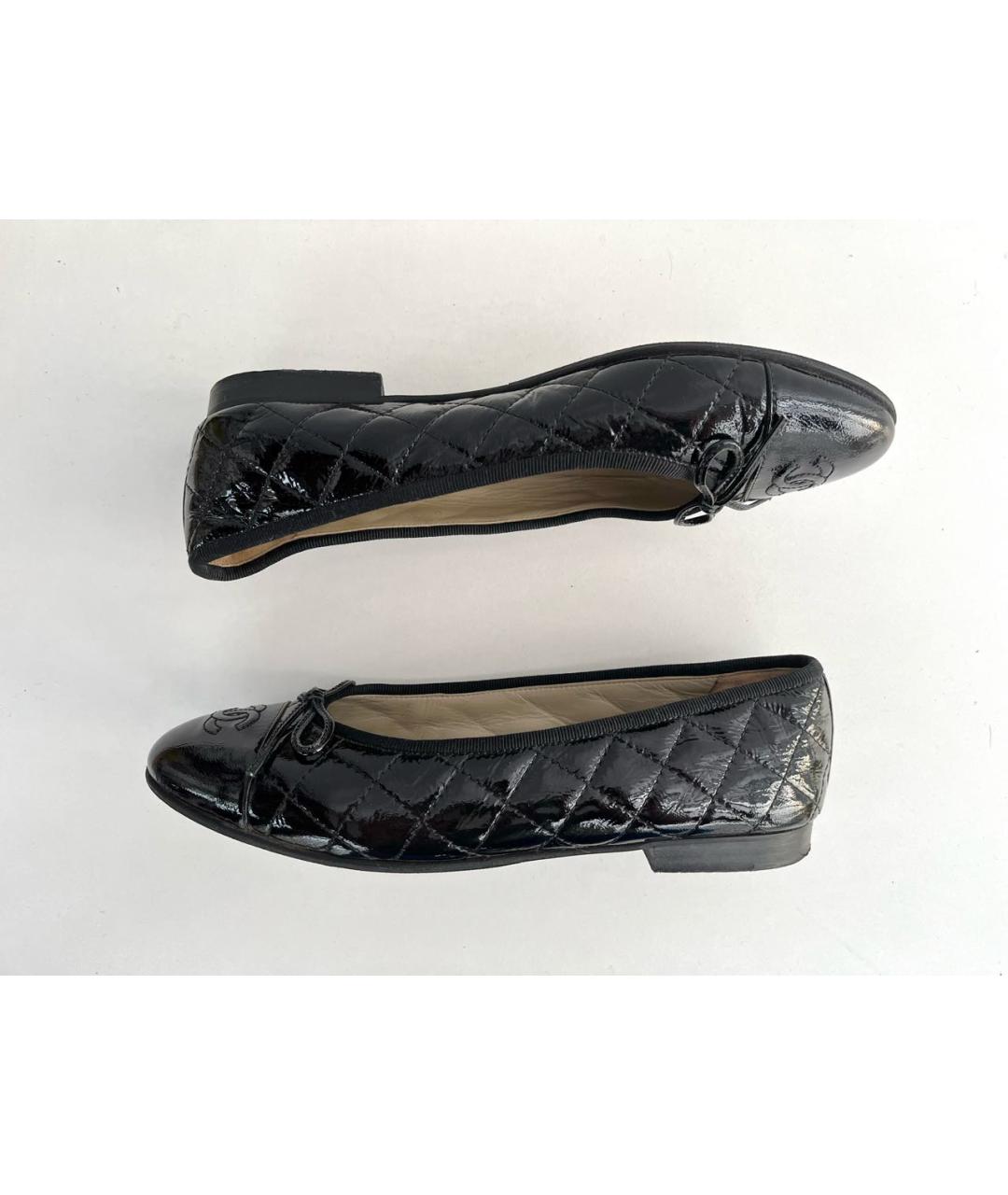 CHANEL Черные балетки из лакированной кожи, фото 2