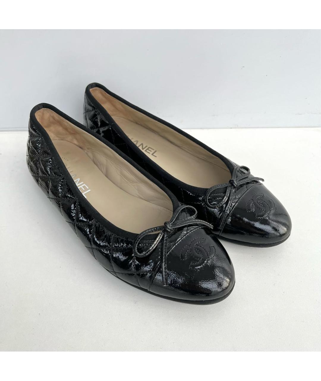 CHANEL Черные балетки из лакированной кожи, фото 3